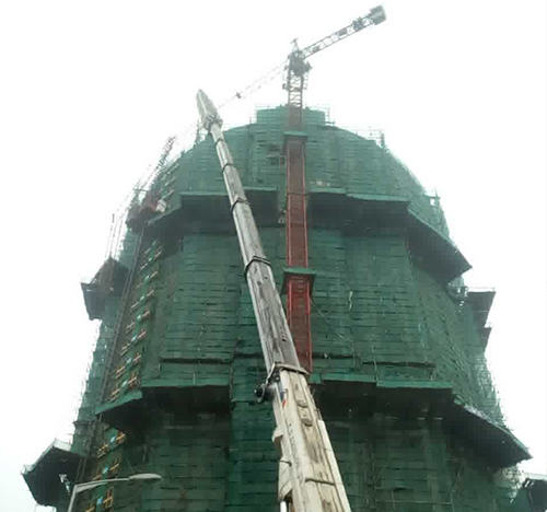 新疆吊车在工地上作业